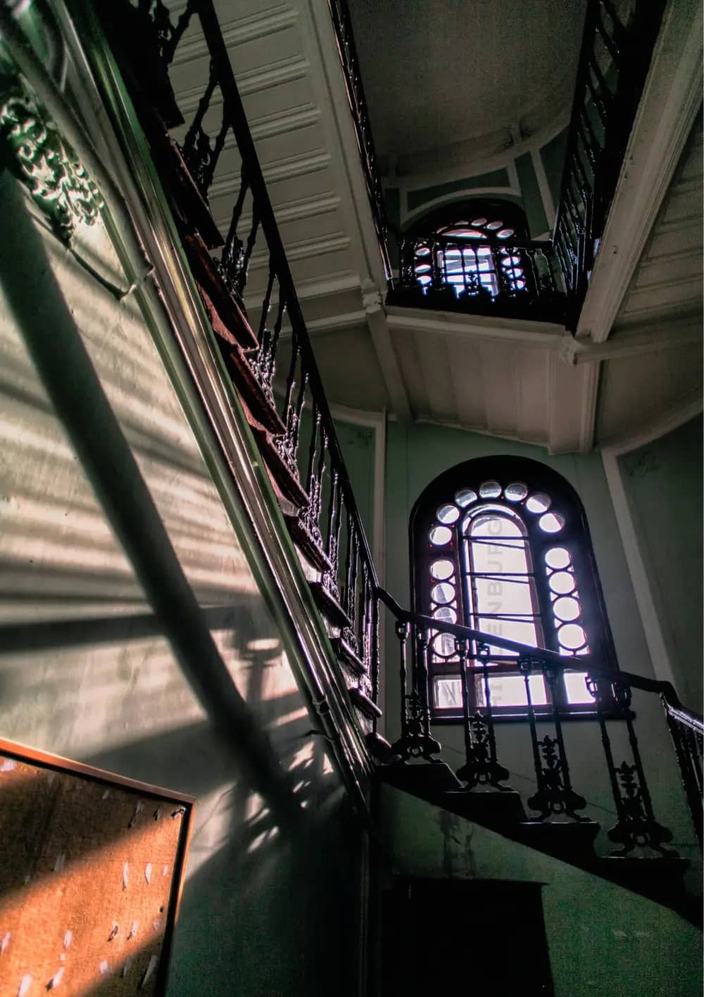 Фотография экскурсии Атмосферная прогулка по Васильевскому острову: тайные дворы и забытые места 1